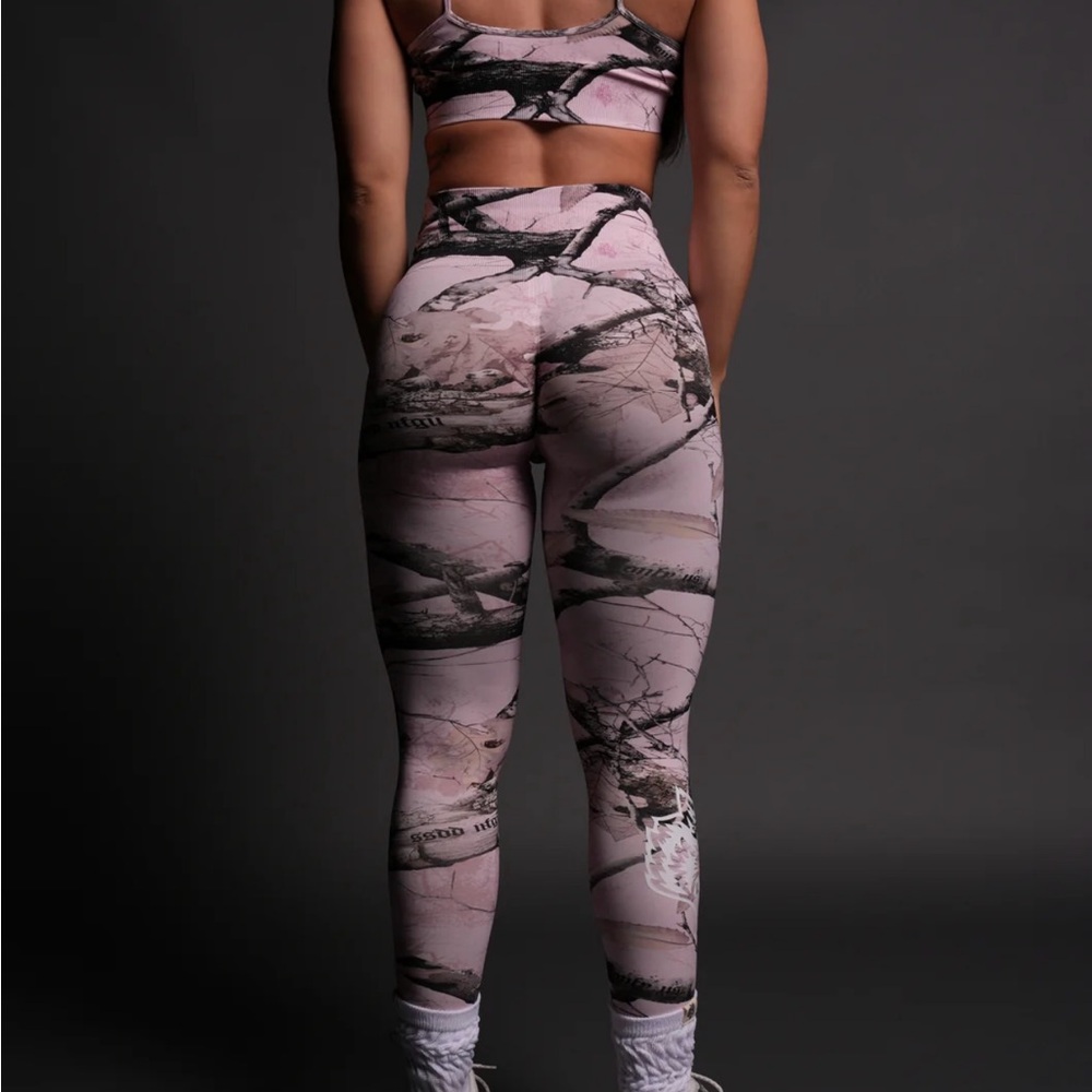 OUR PASSION EVERSON SEAMLESS SCRUNCH LEGGINGS in BEOWN/LIGHT MAUVE WOODLAND CAMO - Picture 5 of 15
